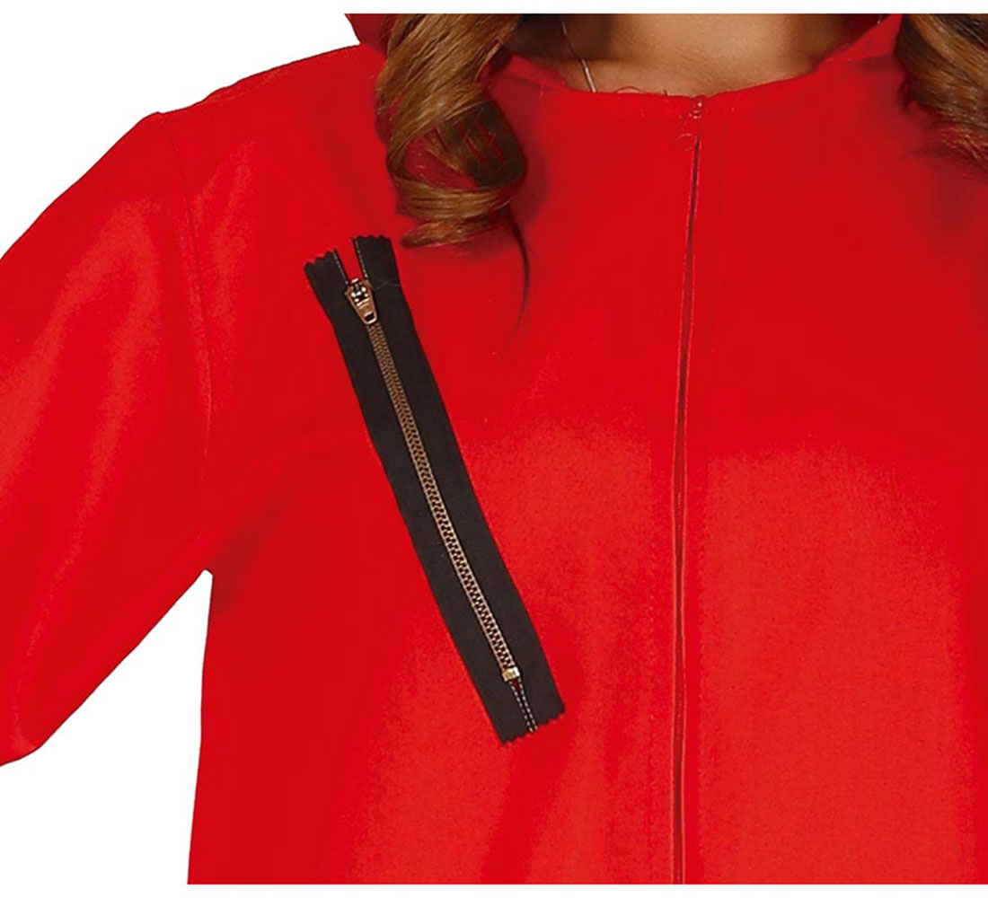 Primer plano de una chaqueta roja con cremallera negra. La cremallera es diagonal y metálica. Parte del cabello de una mujer es visible.