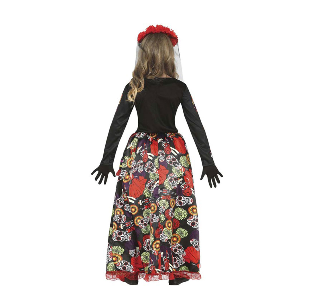 Una niña con un disfraz de Día de Muertos. Lleva una corona floral, velo, vestido y guantes negros, y una falda con calaveras.