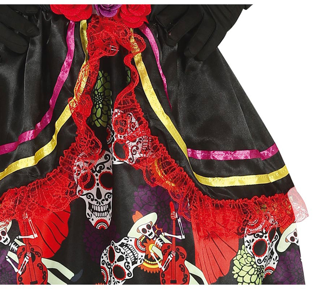 Tela negra con diseño del Día de Muertos. Calaveras, músicos, encaje rojo y cintas de colores adornan la tela. Se ven guantes negros.