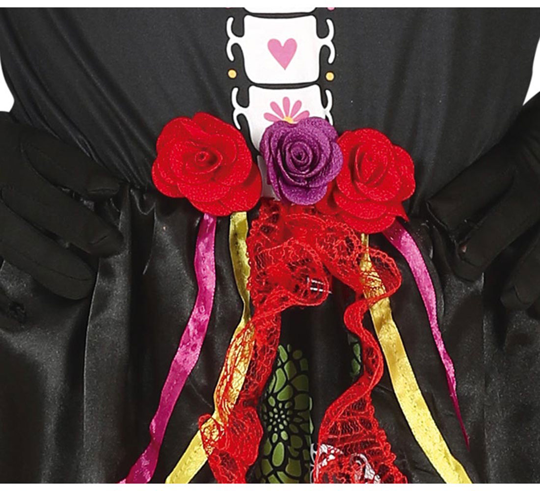 Un vestido negro con rosas rojas y moradas, encaje rojo y cintas coloridas. Un diseño de esqueleto en el pecho. Se ven guantes negros.