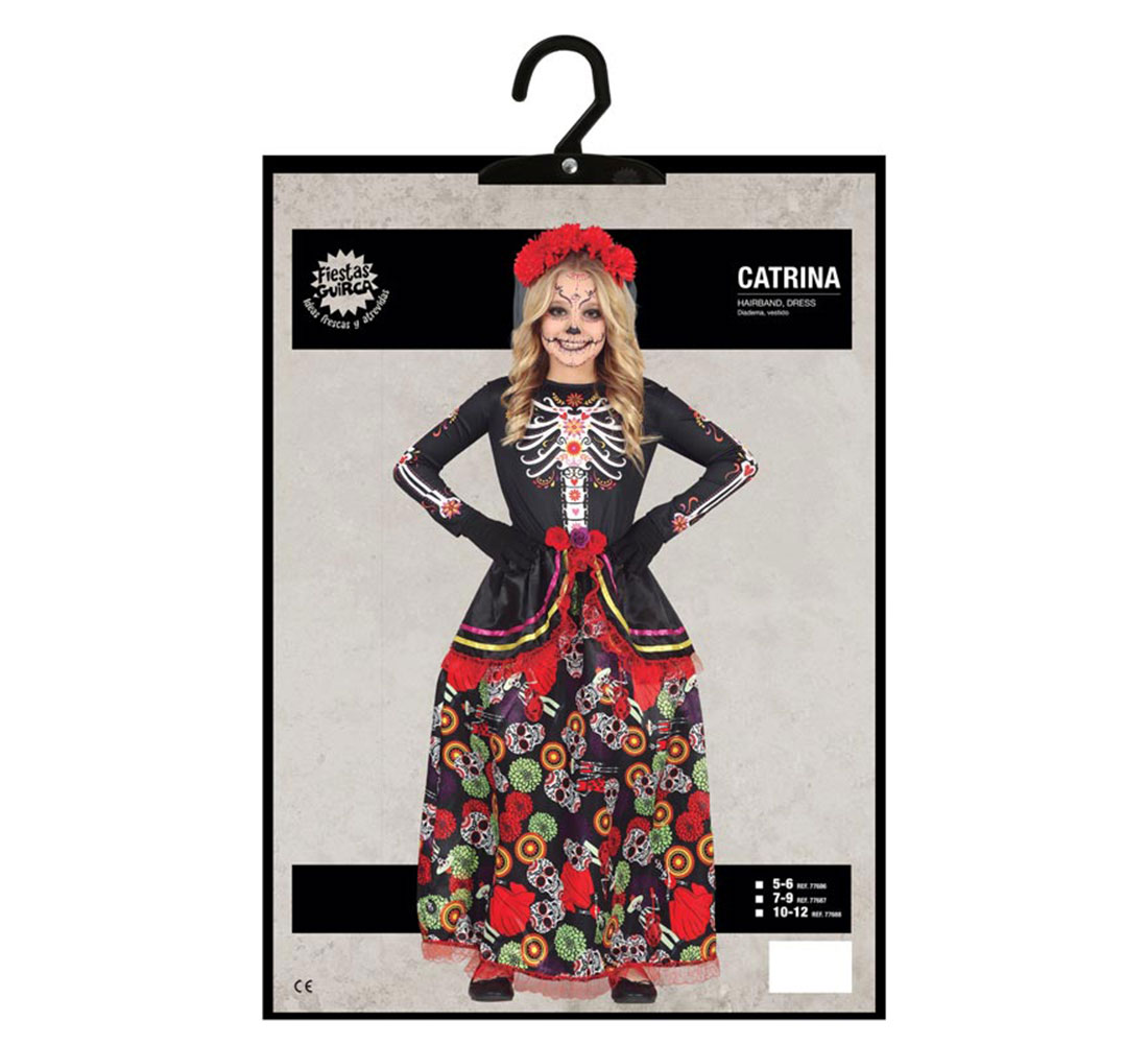 Se muestra un disfraz de Catrina. El vestido negro presenta un diseño de esqueleto. Una mujer con maquillaje de calavera lleva una corona de flores.