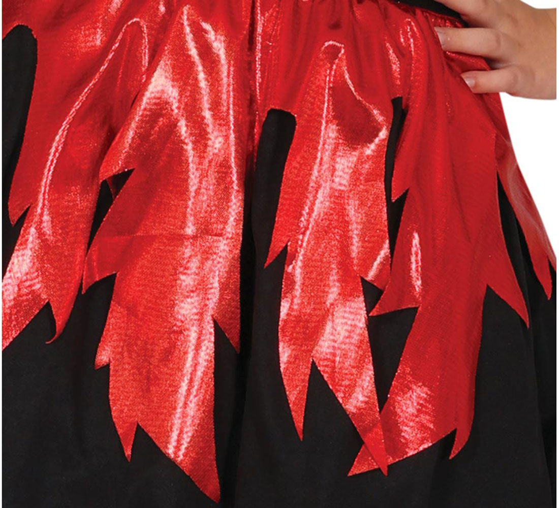 Una falda de tela roja con bordes dentados sobre una tela negra. Una mano es visible a la derecha. Detalle del disfraz.
