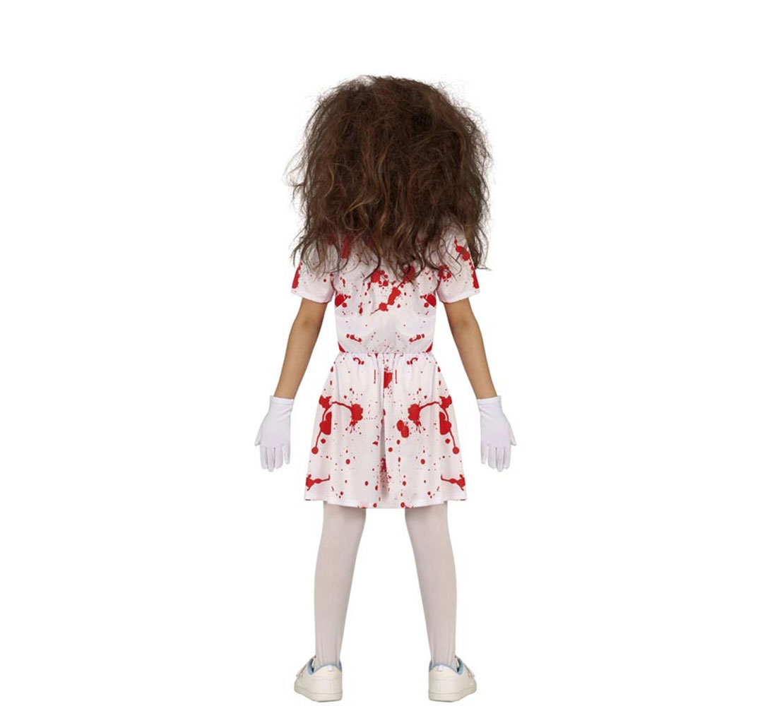 Un niño con un disfraz de Halloween está de espaldas. El disfraz incluye un vestido blanco con salpicaduras rojas, guantes blancos y peluca.
