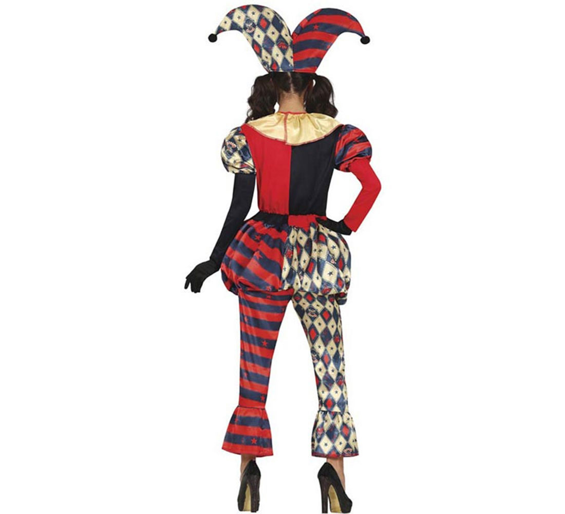 Una persona con un disfraz de bufón con una parte superior roja y negra, pantalones estampados y un sombrero a juego. Vista trasera sobre fondo blanco.