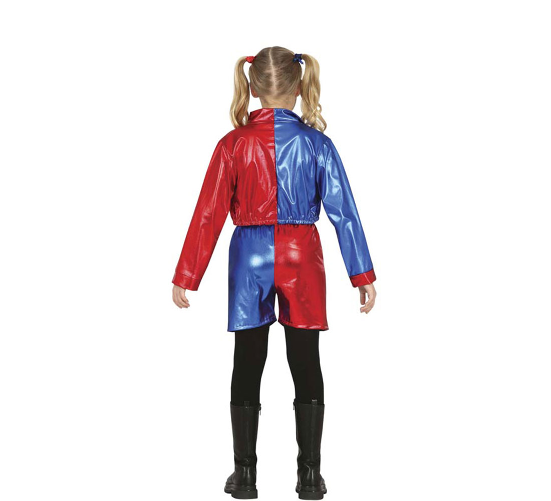 Un niño de espaldas con un disfraz rojo y azul, medias y botas negras, con coletas rubias y lazos para el pelo rojos y azules.