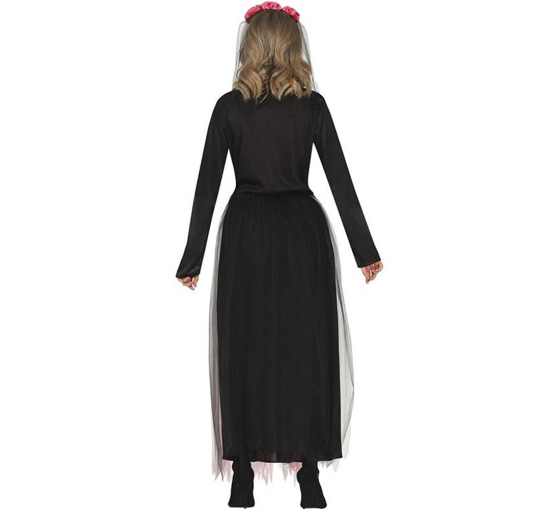 Mujer con vestido negro y velo, vista trasera. Tiene una corona de flores rosas. El vestido es largo con falda transparente.