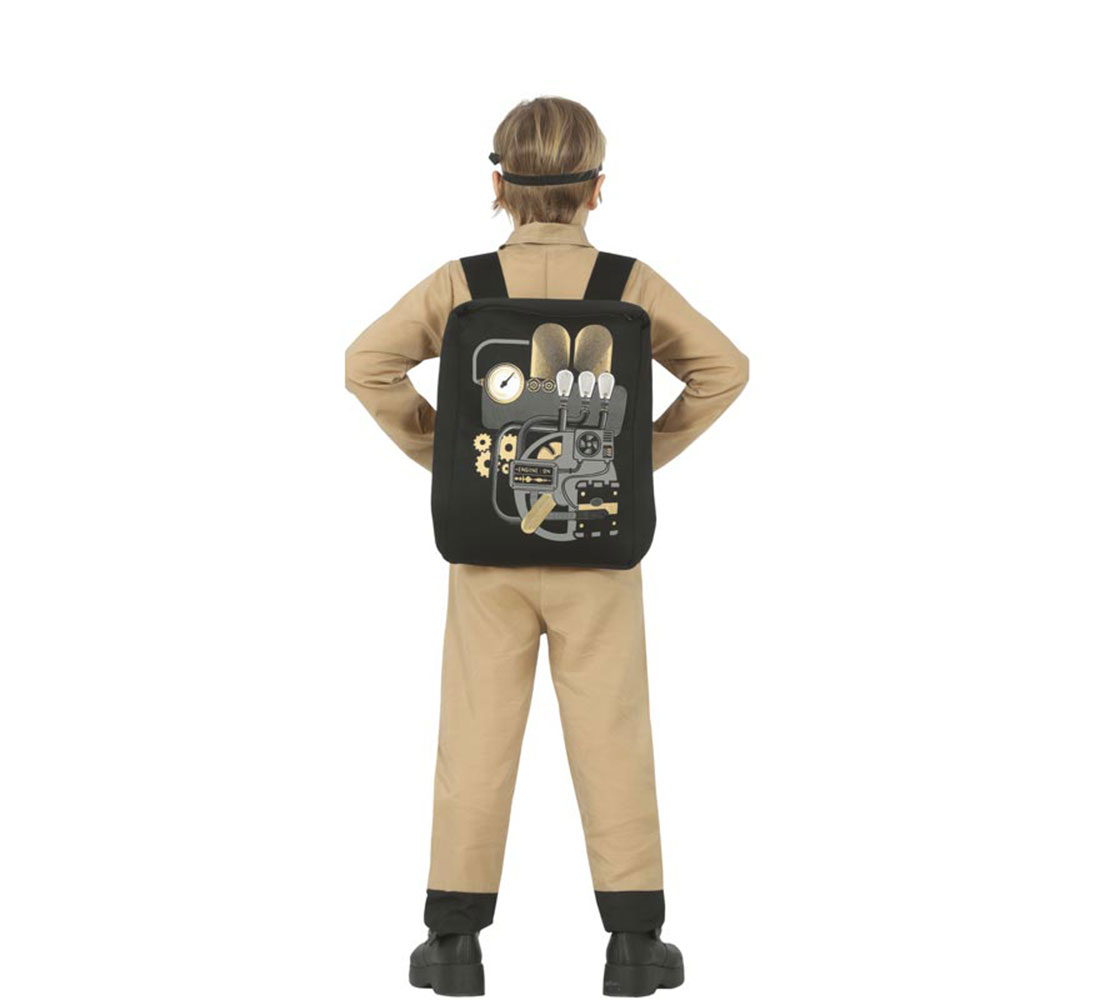 Un niño con un mono color beige y un disfraz de mochila negra, de espaldas. La mochila tiene un diseño de máquina. Zapatos negros y diadema.