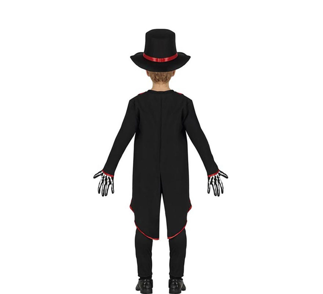 Un niño con un disfraz negro con sombrero de copa, ribete rojo y guantes de esqueleto está de pie con los brazos extendidos.