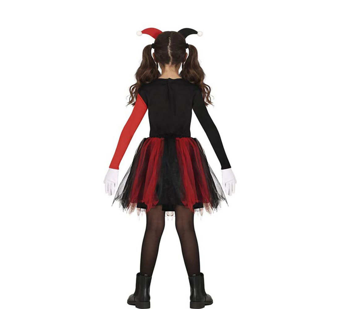 Una niña con un disfraz de Harley Quinn, vista trasera. Lleva un vestido negro y rojo, un gorro de bufón y botas negras. El fondo es blanco.