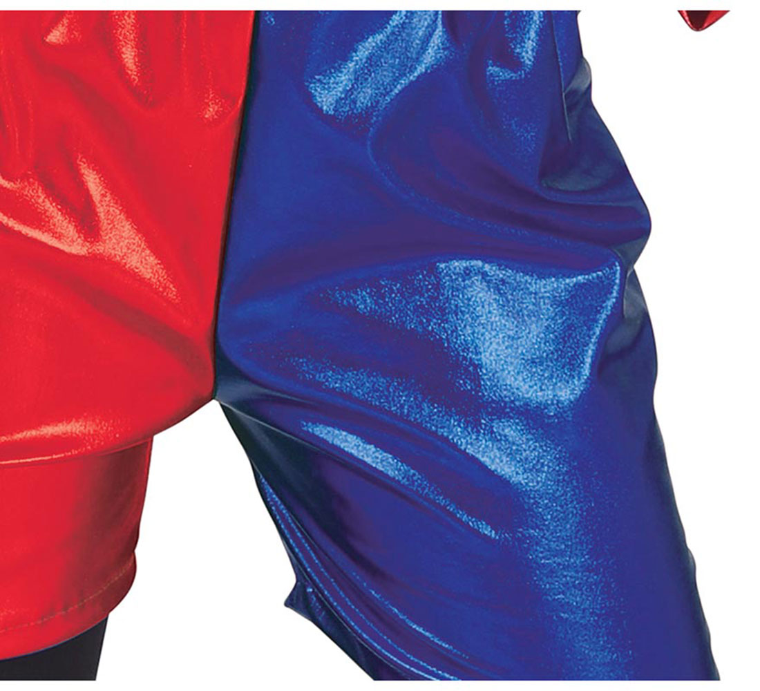 Primer plano de tela roja y azul brillante. Rojo a la izquierda, azul a la derecha. La tela parece ser parte de un disfraz.