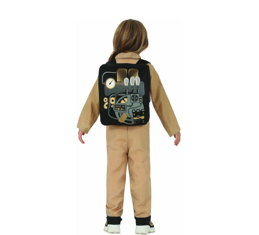 Un niño con un mono beige y una mochila con un diseño mecánico sobre un fondo blanco.