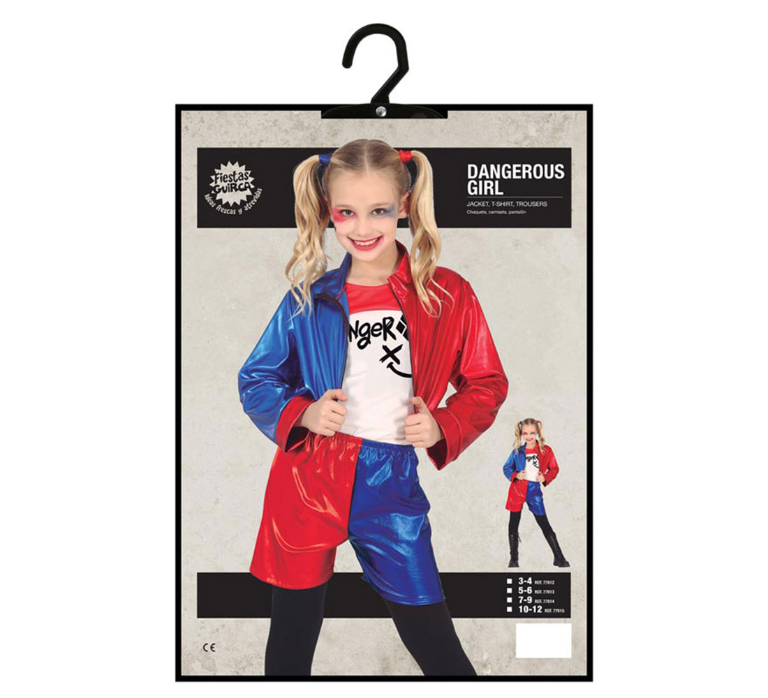 Una niña con un disfraz rojo y azul, similar a Harley Quinn, está en un empaque del producto. El empaque tiene una percha.