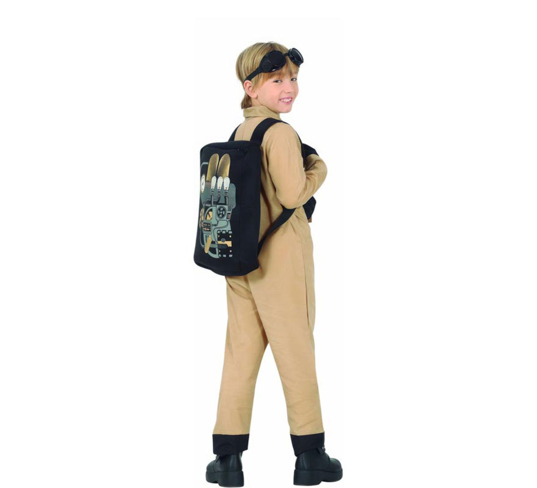 Un niño con un mono beige y gafas, con una mochila negra con un diseño de máquina gris y dorado, mirando por encima del hombro.