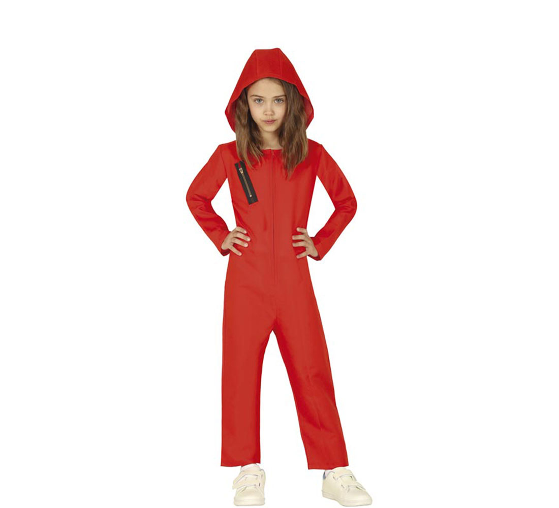 Una niña con un mono rojo con capucha, con las manos en las caderas, de pie contra un fondo blanco. El mono tiene una cremallera negra.