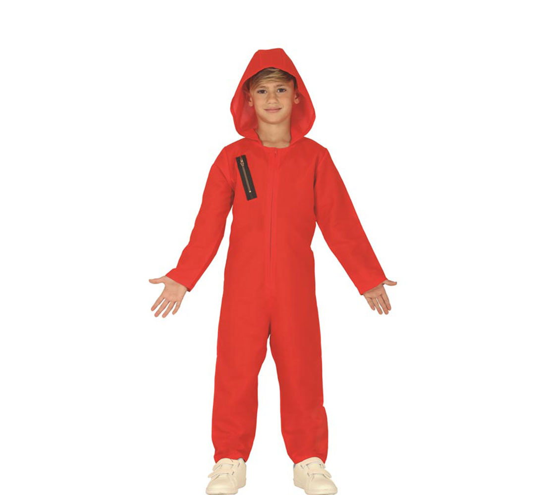 Un niño con un mono rojo con capucha está de pie. El mono tiene una cremallera negra. Lleva zapatillas blancas, con los brazos abiertos.