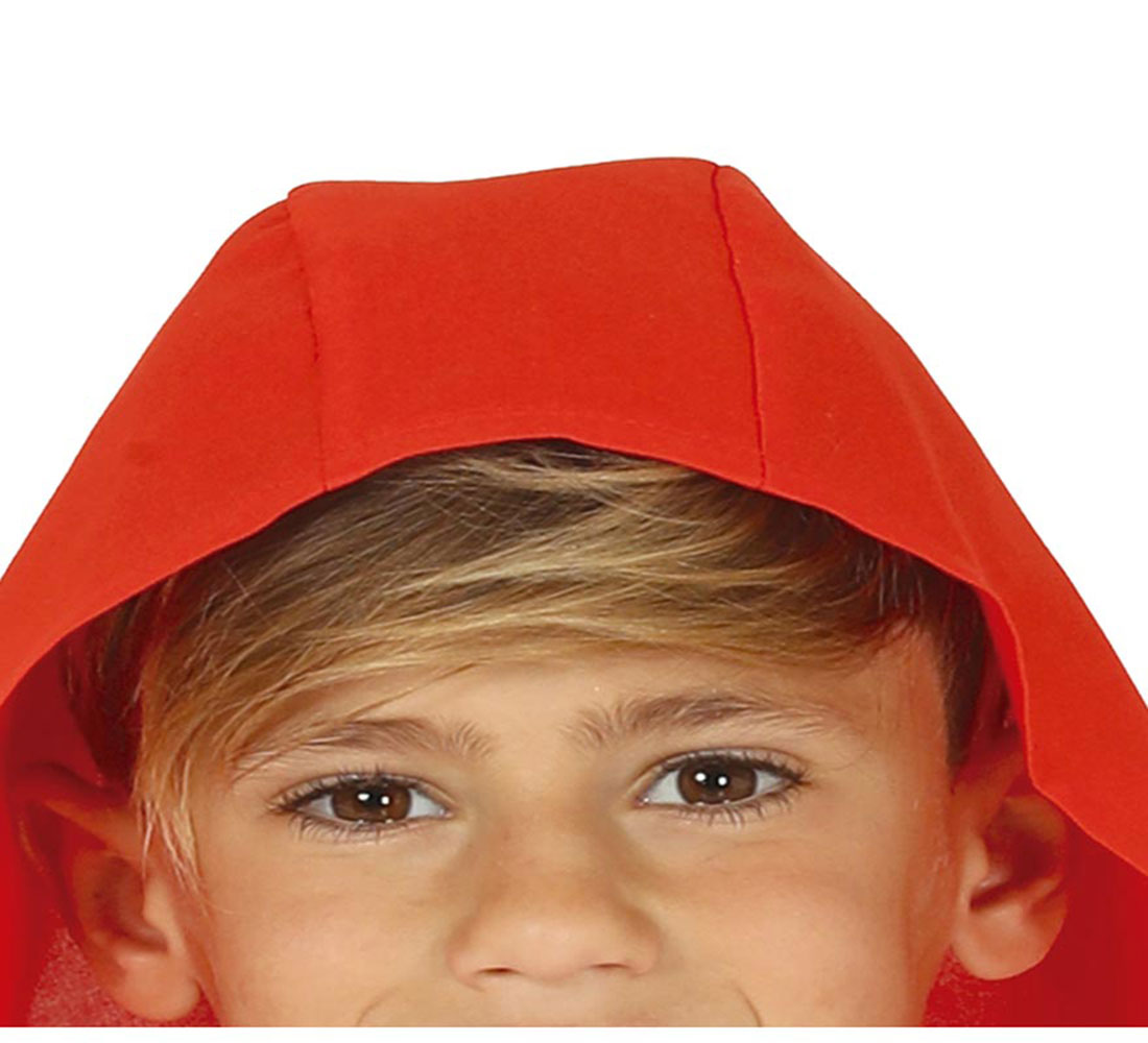 La cara de un niño enmarcada por una capucha roja. El niño tiene pelo rubio y ojos marrones, mirando hacia adelante.