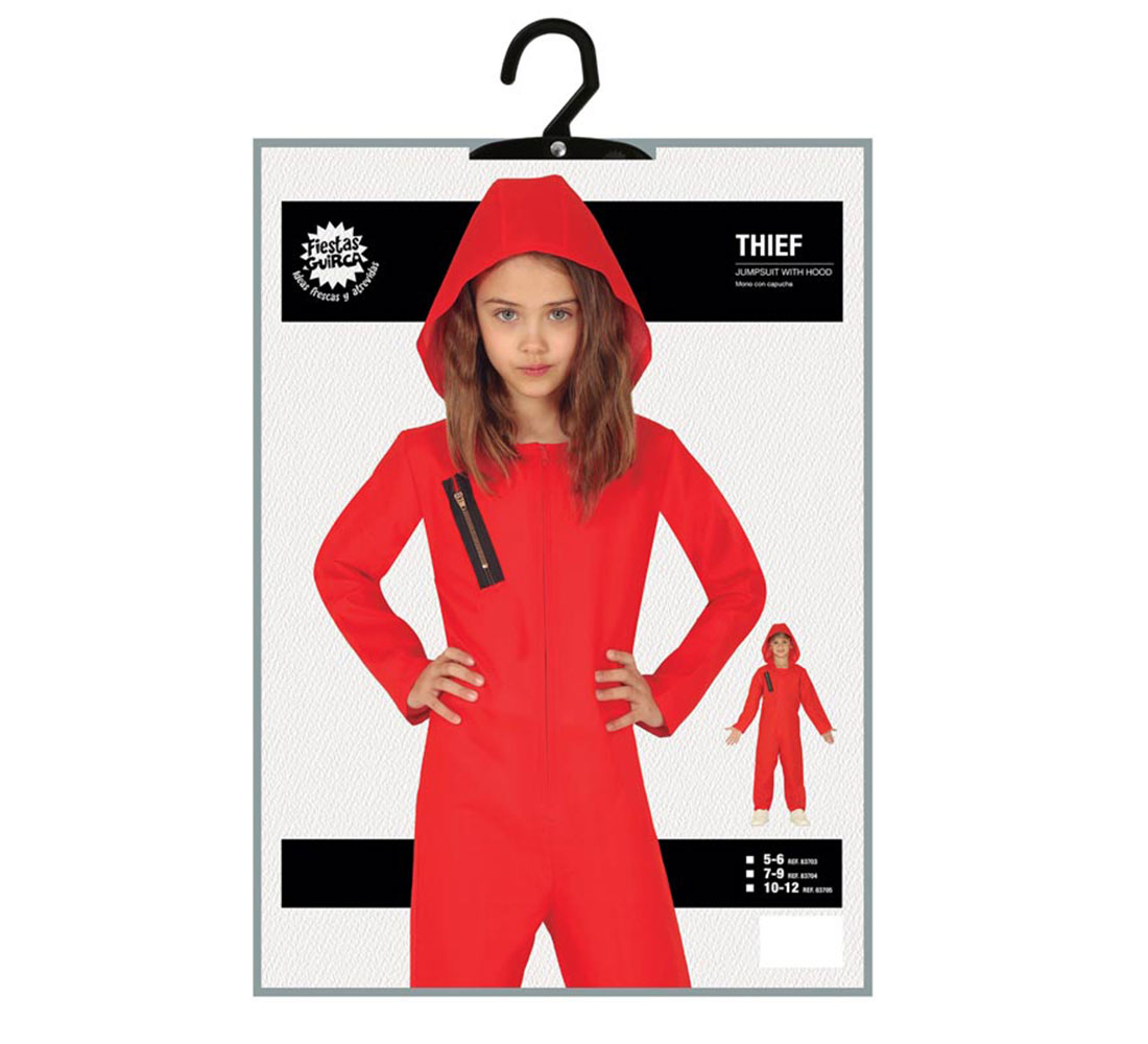 Una niña con un mono rojo con capucha, en una percha. El mono tiene una cremallera negra. El embalaje tiene texto y una pequeña imagen.