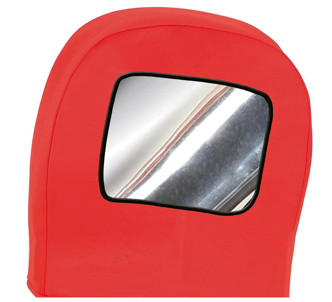 Un cubrecabezas rojo con una visera rectangular y reflectante. La visera tiene un borde negro. El fondo es blanco.