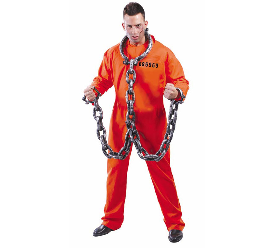 Hombre con mono naranja con cadenas falsas alrededor del cuello y las muñecas. Número 696969 en el pecho. Zapatos negros. Fondo blanco.