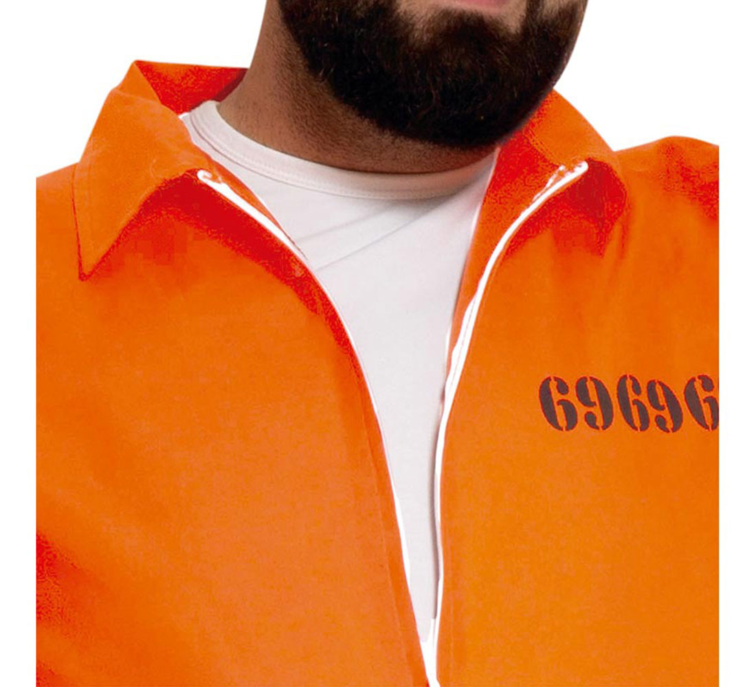 Primer plano de una persona con un mono naranja con el número '69696', una camiseta blanca debajo y barba. El mono tiene una cremallera blanca.