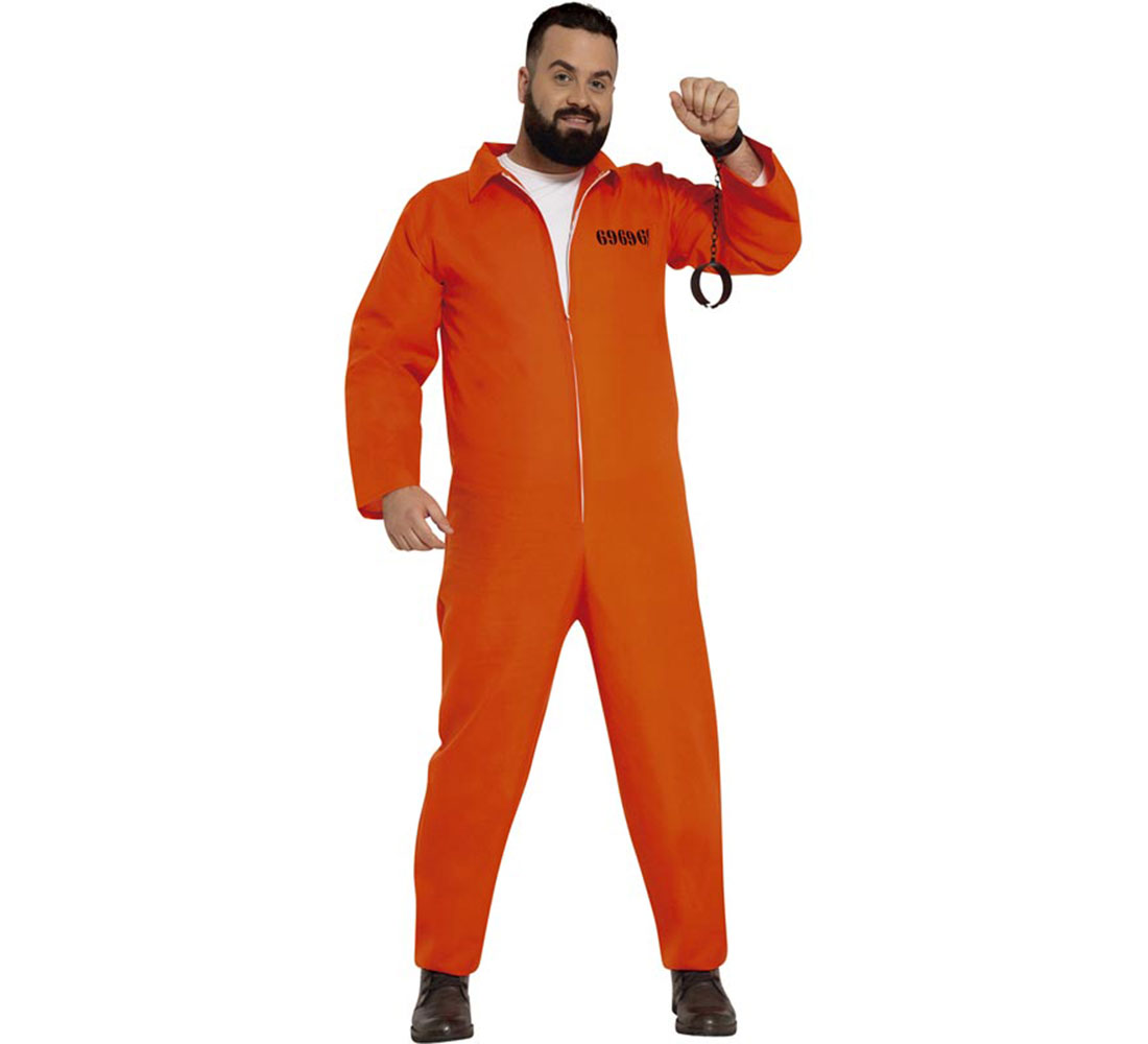 Hombre con mono naranja, esposas. Está sonriendo. El mono tiene el número 69696. Zapatos negros.