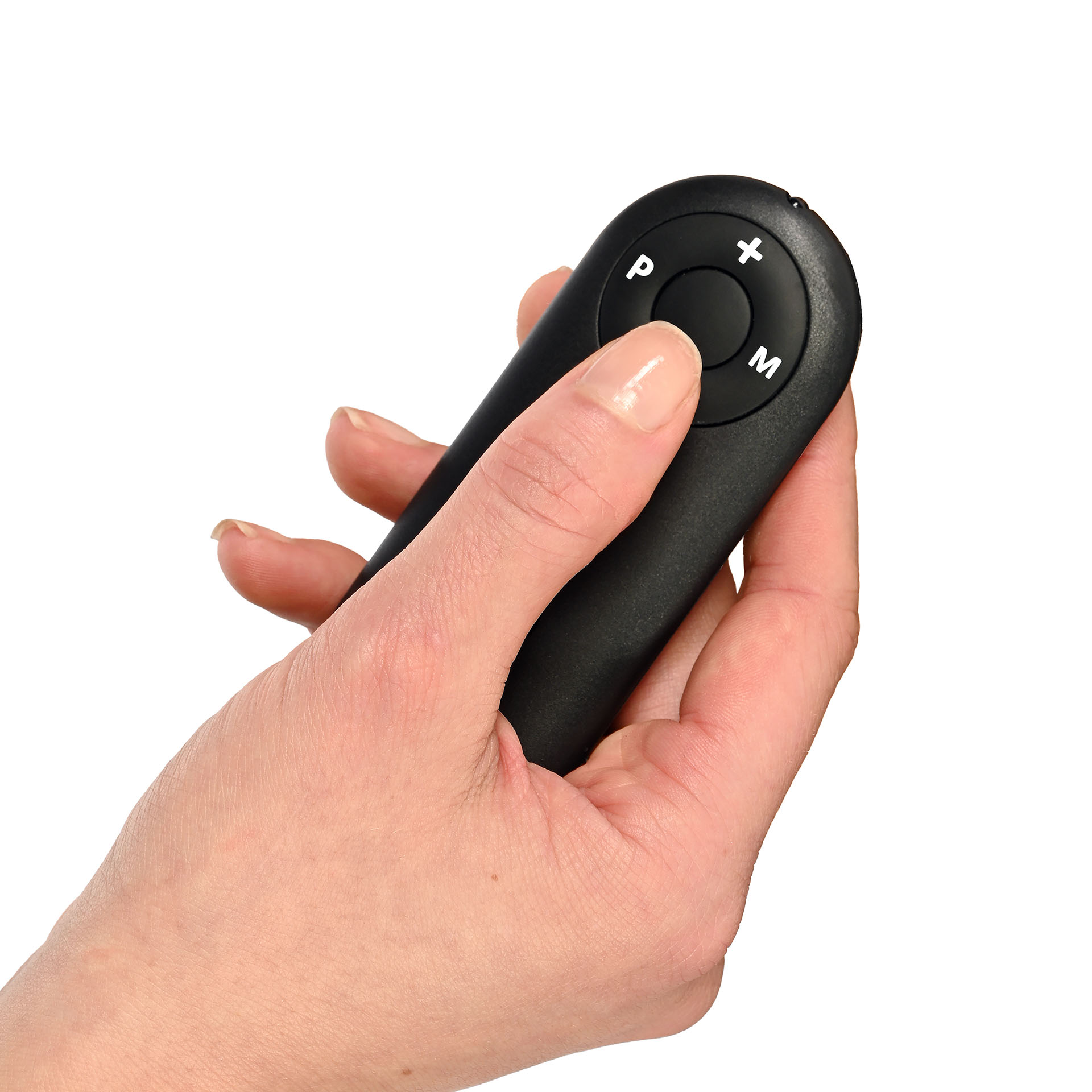 Eine Hand hält eine schwarze Fernbedienung. Sie hat die Tasten P, + und M. Der Hintergrund ist weiß.