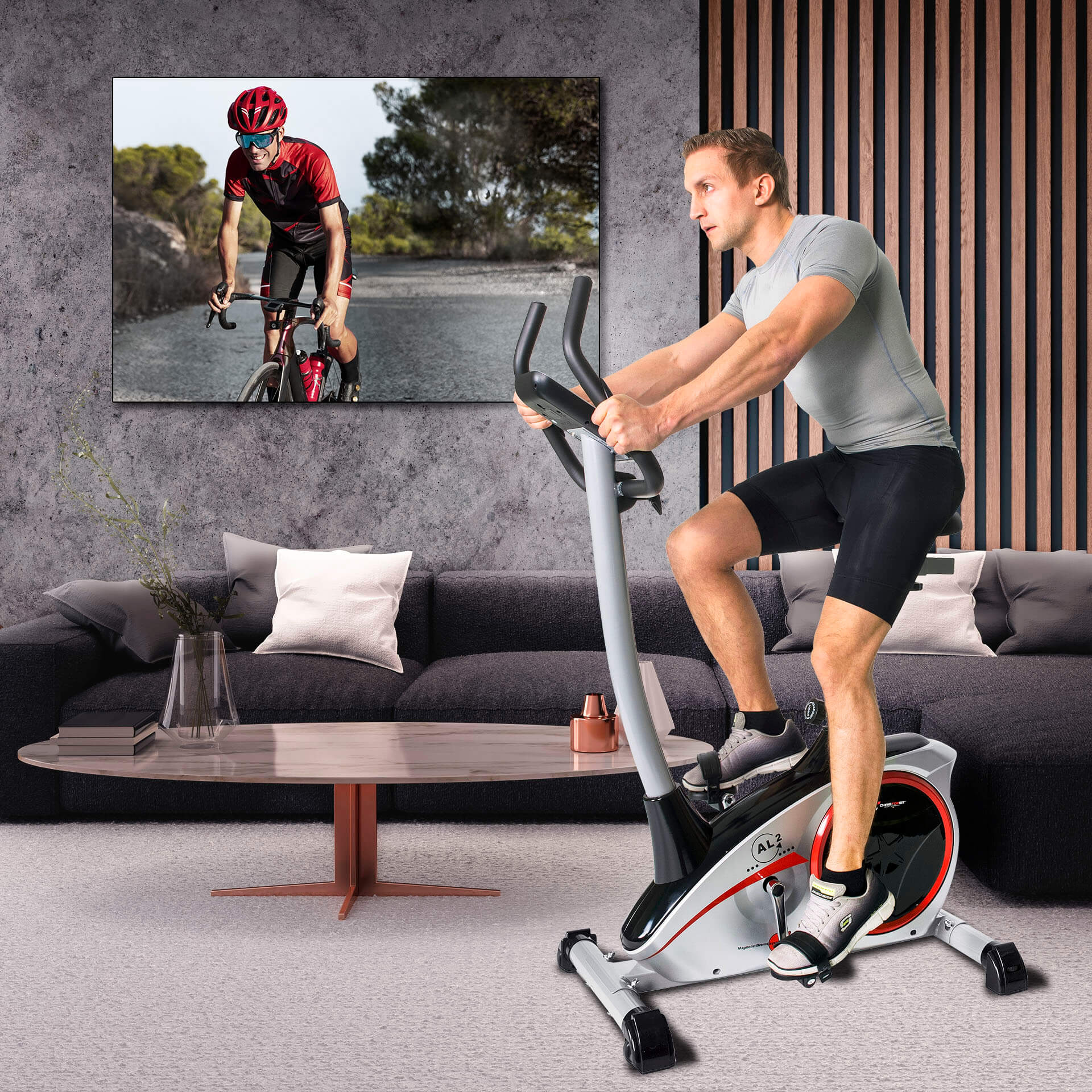 Mann auf Heimtrainer im Wohnzimmer, TV zeigt Radfahrer. Dunkles Sofa, Marmortisch, Holzwand.