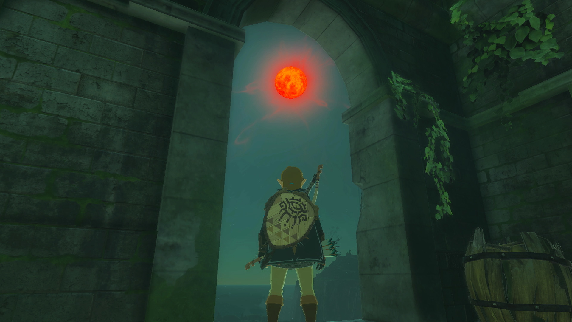 Una figura con un escudo mira un sol rojo. Un arco de piedra enmarca la escena. Se ven enredaderas y un barril.