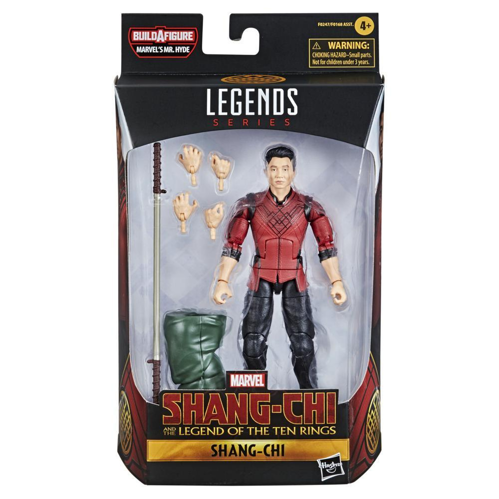 Un personaggio di Shang-Chi in una scatola. Il personaggio indossa un abito rosso e nero. Sono incluse le mani e un'arma.