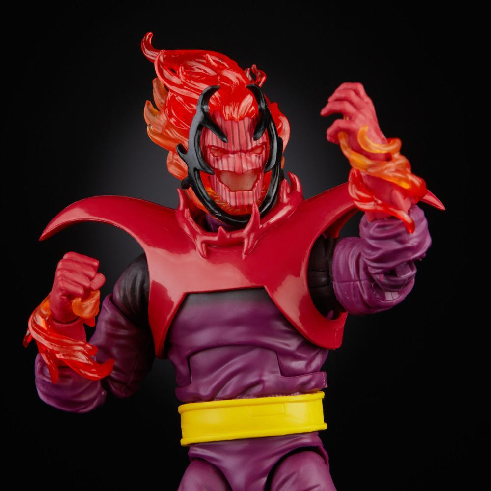 Action figure di un personaggio con testa rossa, fiamme e maschera nera. Indossa un vestito viola con cintura gialla.