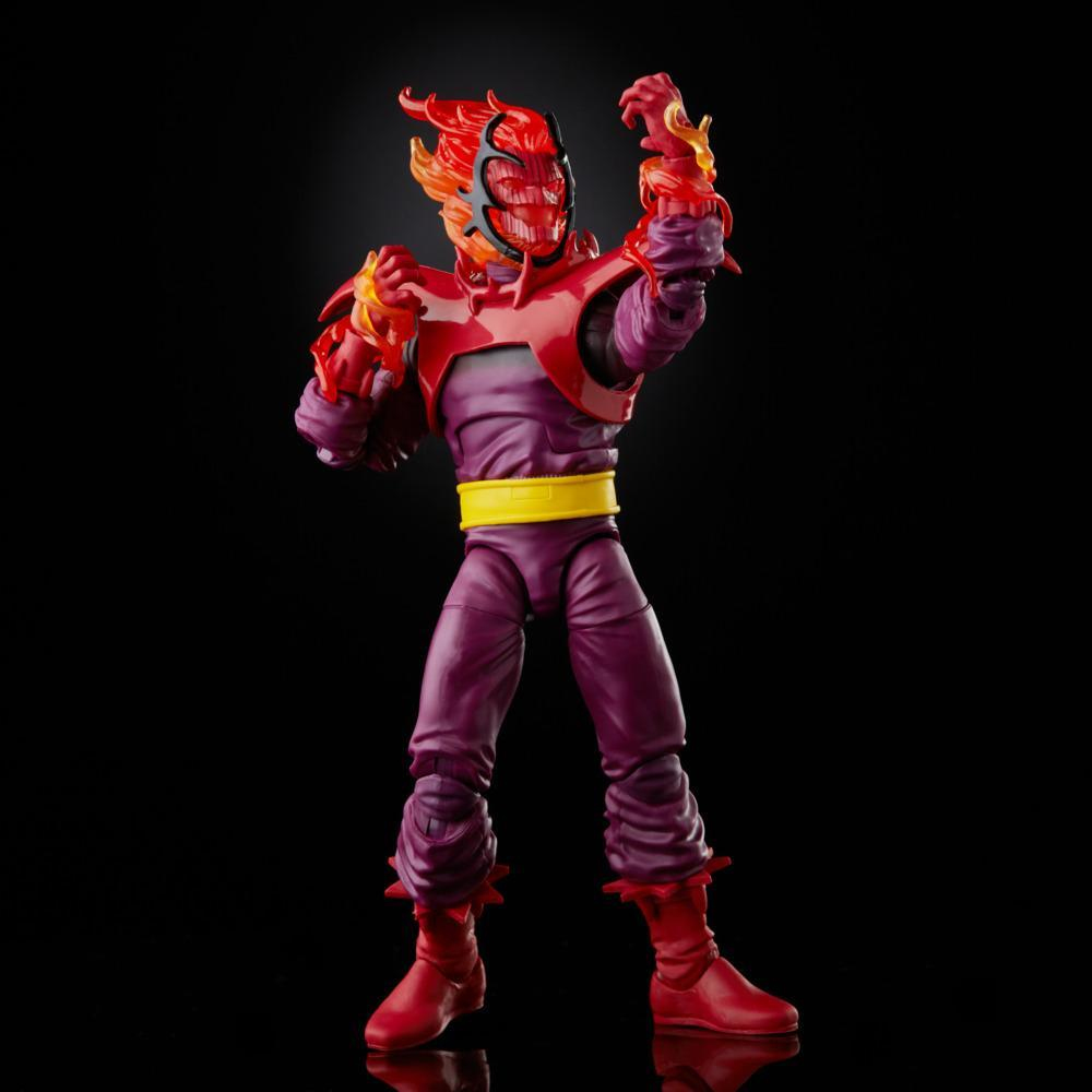 Un personaggio d'azione di supereroe con un costume rosso e viola. La figura ha fiamme sulla testa e sulle braccia, e posa con i pugni alzati.