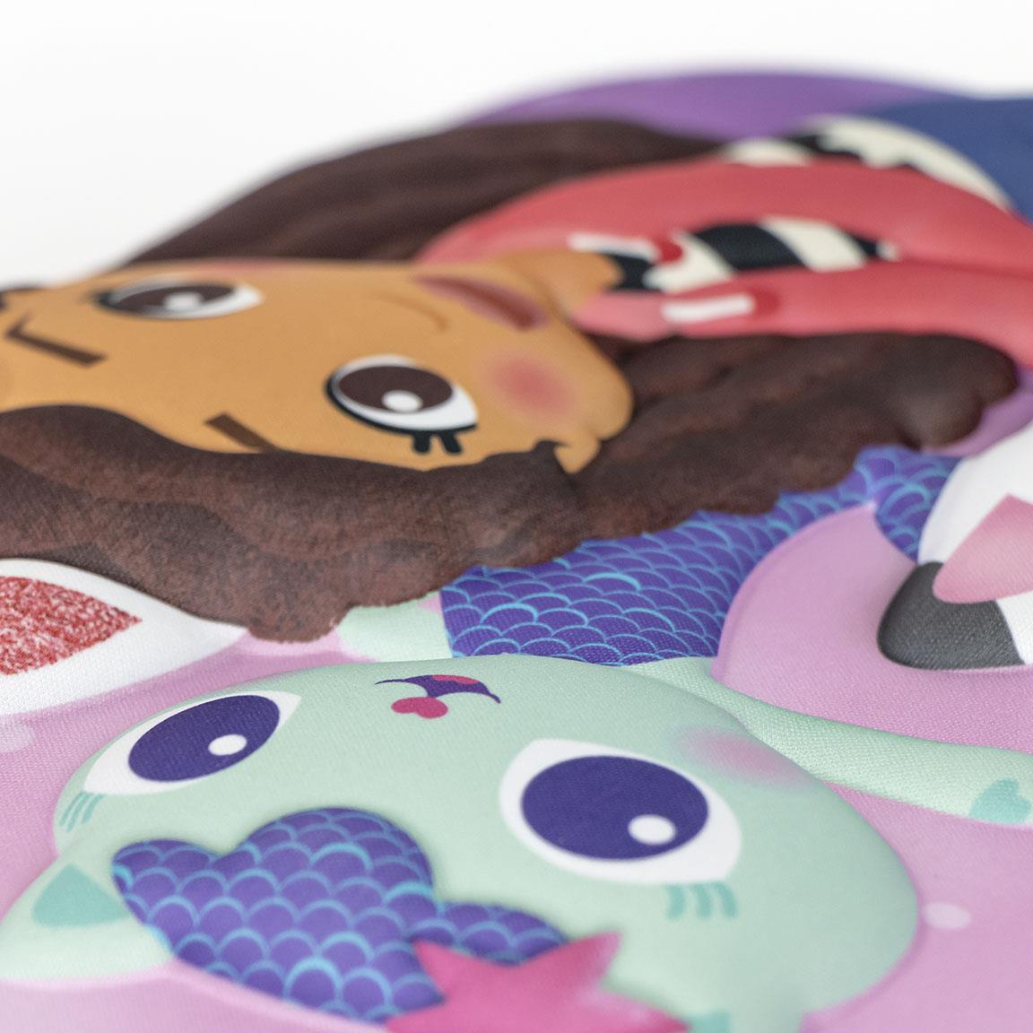 Zbliżenie pluszowej zabawki z postaciami z kreskówek. Twarze, włosy i płetwy w różnych kolorach są widoczne na teksturowanej powierzchni.