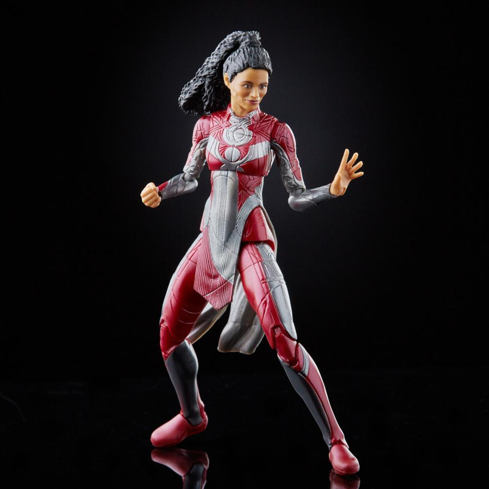 Action figure femminile in tuta rossa e argento con coda di cavallo nera, su sfondo nero.