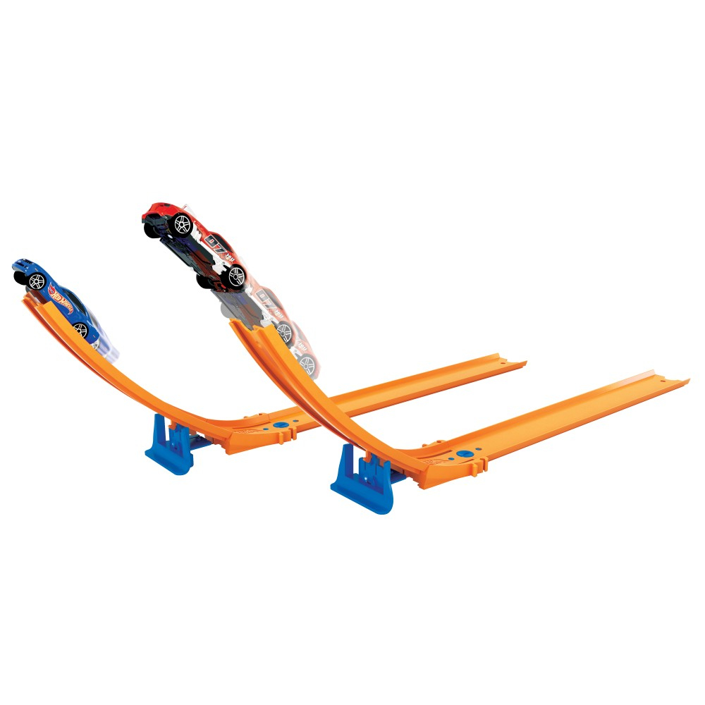 Eine Hot Wheels-Bahn mit Autos in Bewegung. Ein blaues und ein rotes Auto rasen auf einer orangen Rennstrecke. Der Hintergrund ist weiß.