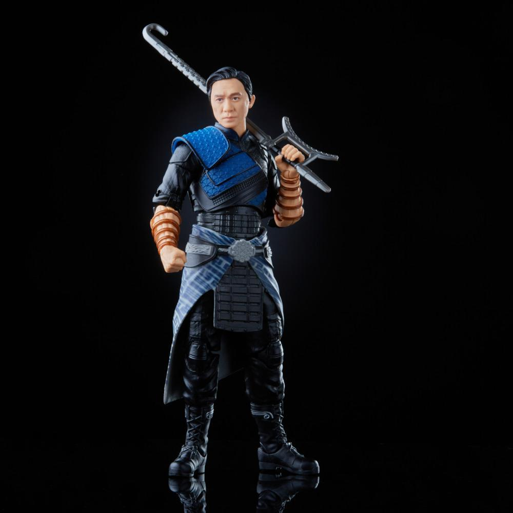 Action figure di un uomo in abito nero e blu che tiene una spada sulla spalla, su sfondo nero.
