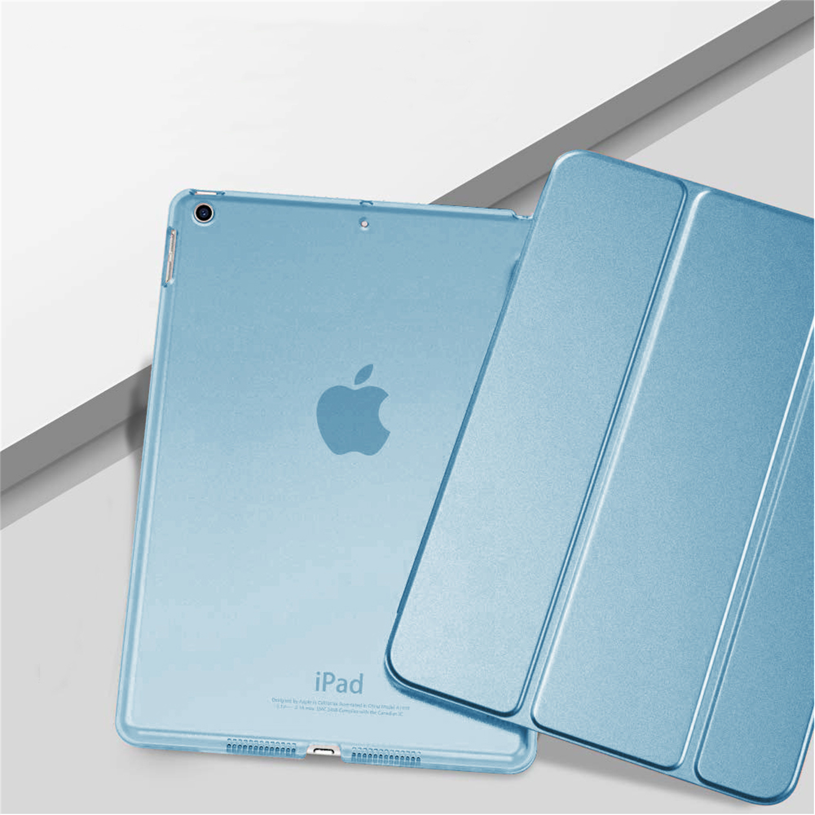 Blaues iPad mit Hülle. Das iPad hat ein Apple-Logo. Die Hülle ist offen. Weißer und grauer Hintergrund.