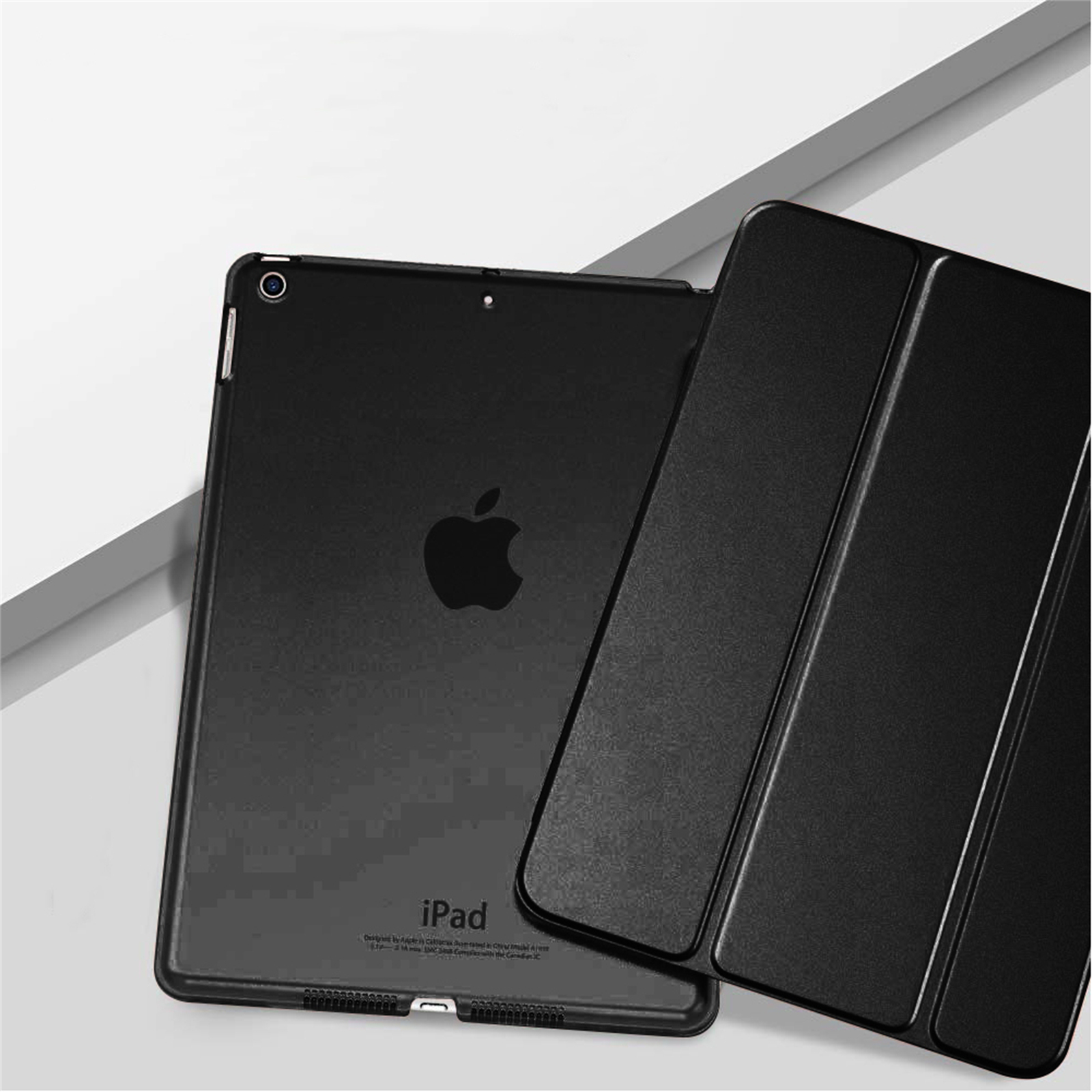 Schwarzes iPad mit Hülle daneben. Das iPad hat ein Apple-Logo. Der Hintergrund ist weiß und grau.