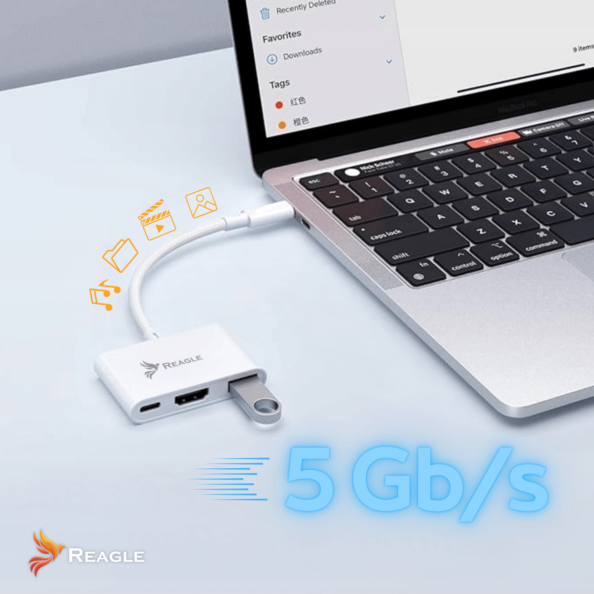 Laptop podłączony do białego adaptera z pendrivem. Widoczny tekst '5 Gb/s' i marka 'REAGLE'.