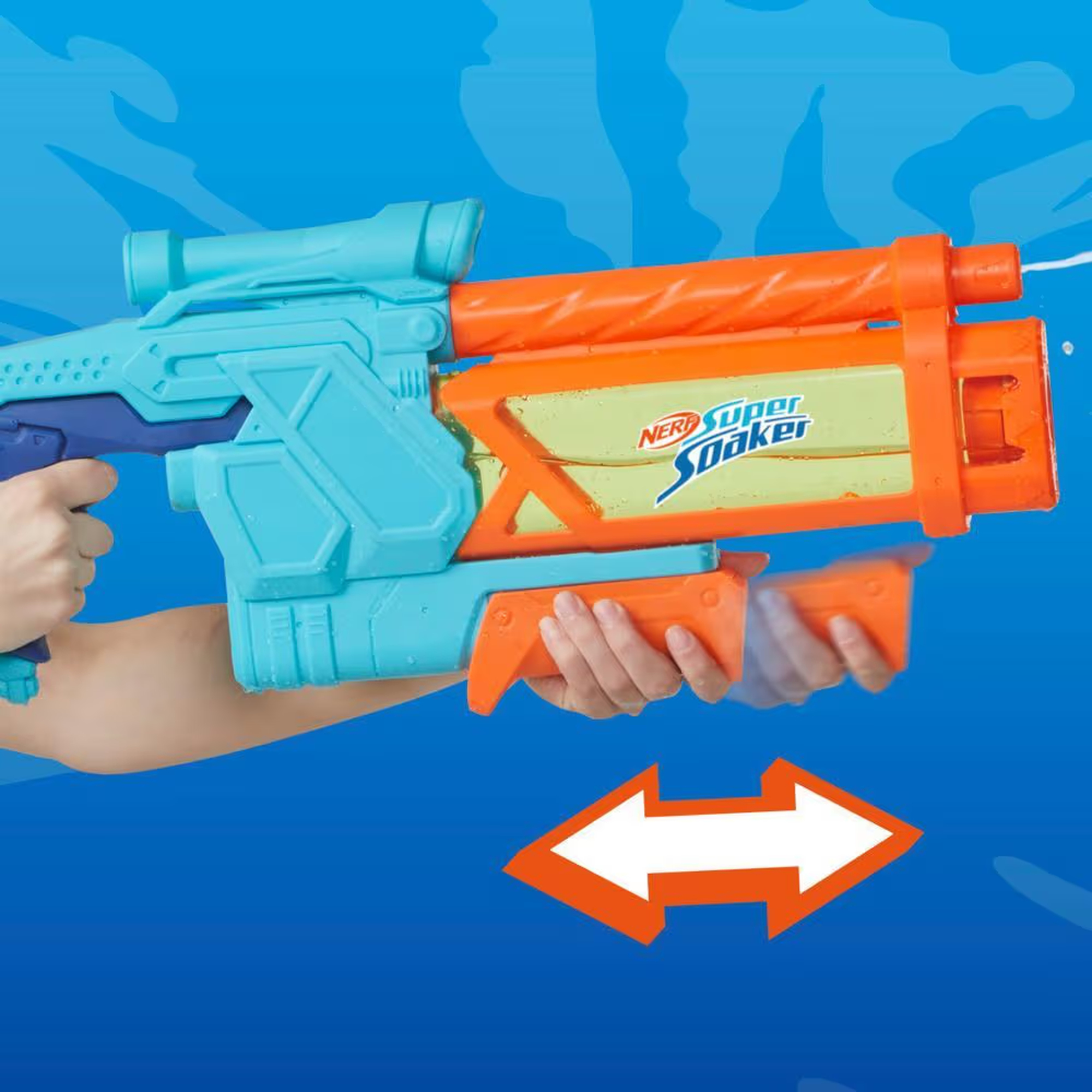Eine Person hält eine blau-orangefarbene Nerf Super Soaker Wasserpistole. Weißer Pfeil zeigt Aktion an. Blauer Hintergrund.