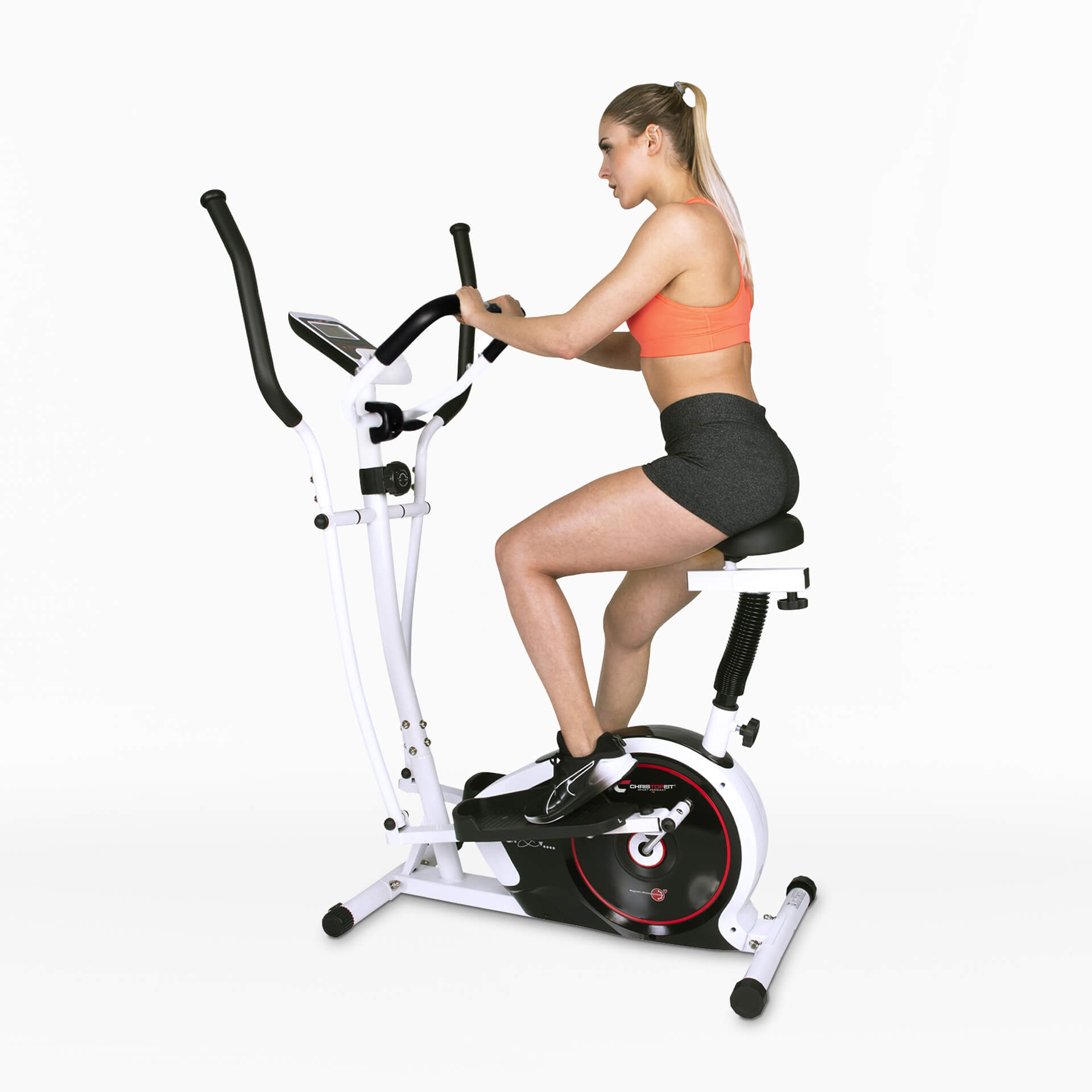 Frau auf dem Heimtrainer. Sie trägt ein orangefarbenes Oberteil und graue Shorts. Das Fahrrad ist weiß und schwarz. Weißer Hintergrund.