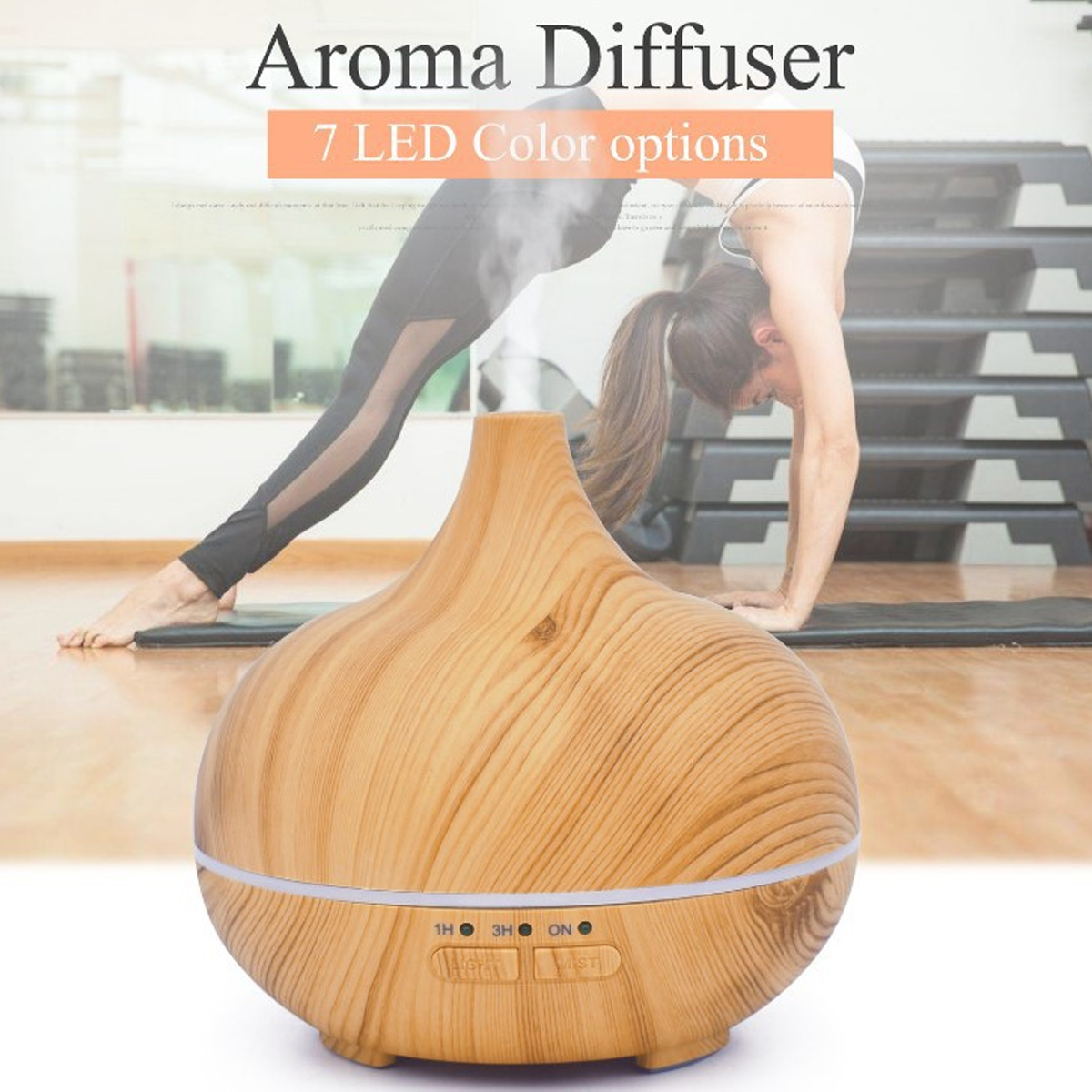 Aroma-Diffusor mit Holzmaserung, Frau macht Yoga im Hintergrund. Text: Aroma-Diffusor 7 LED-Farboptionen.