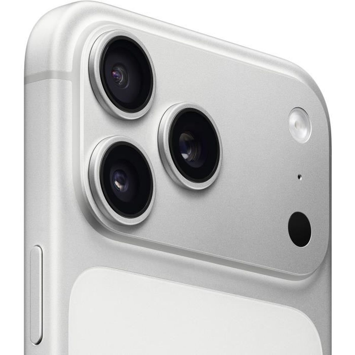 Zbliżenie modułu aparatu srebrnego smartfona. Widoczne trzy obiektywy, lampa błyskowa i mikrofon. Telefon ma biały tył.