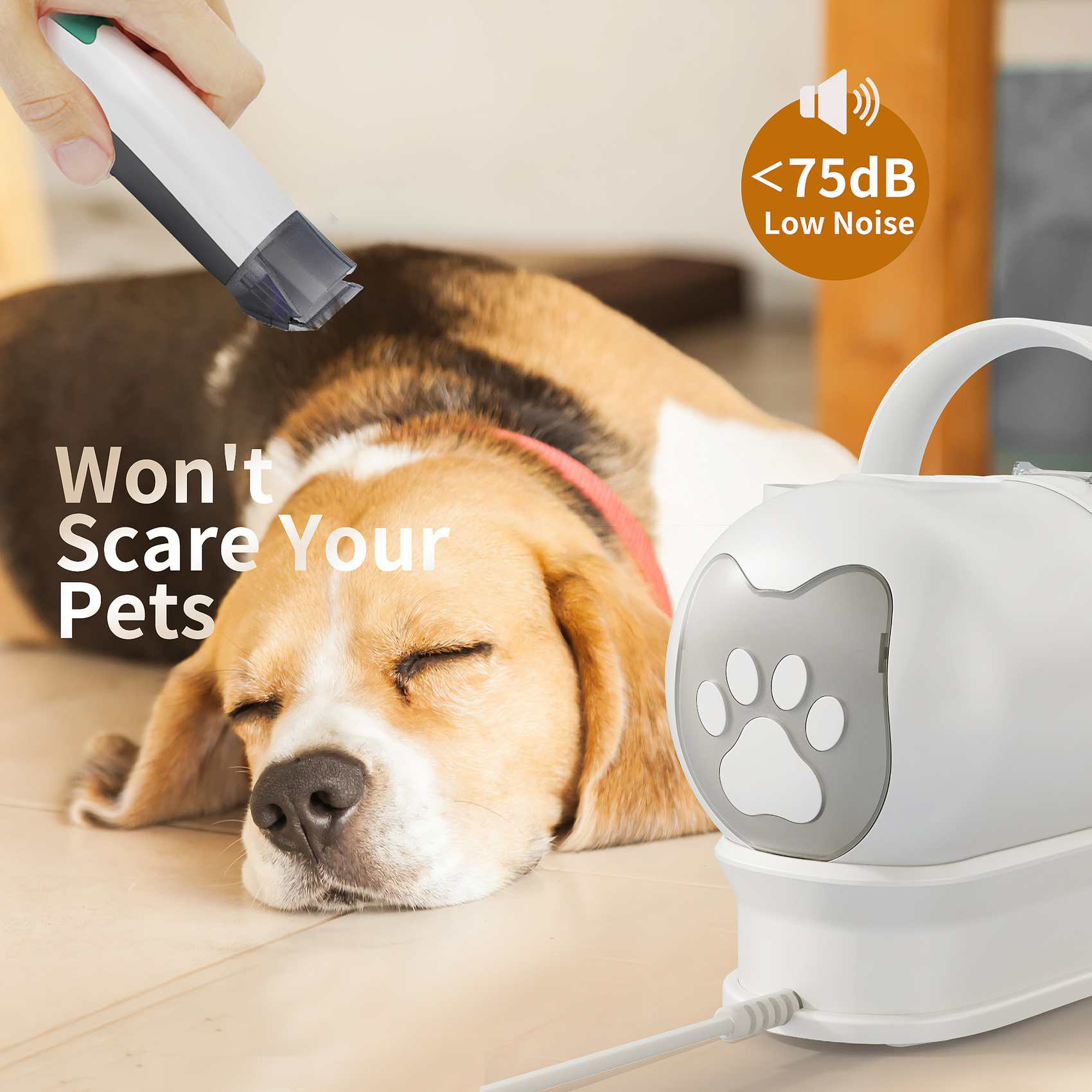 Ein schlafender Beagle neben einem weißen Tierpflegegerät. Der Text lautet 'Won't Scare Your Pets'. Geräuscharm, weniger als 75 dB.
