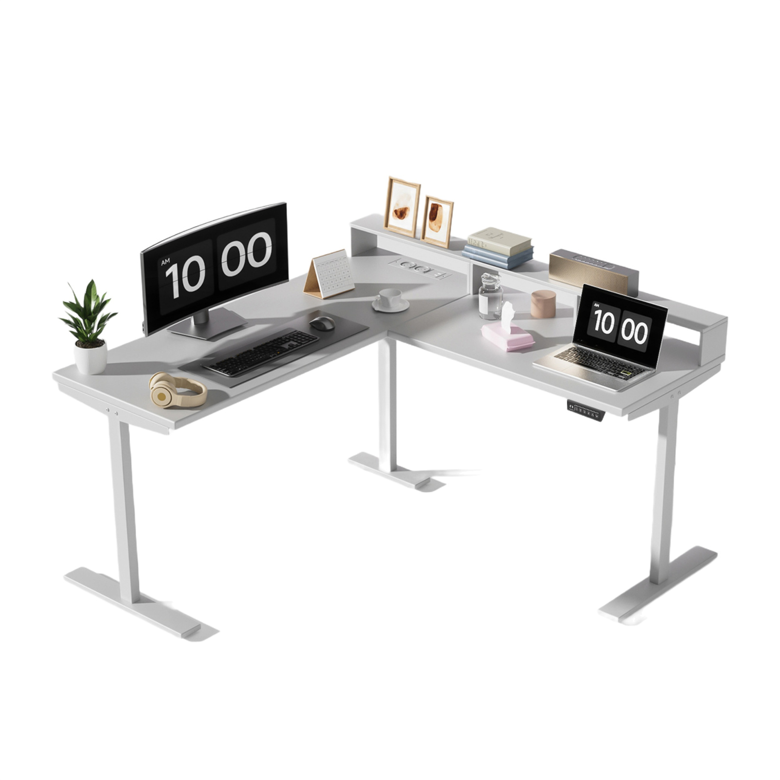 Ein L-förmiger weißer Schreibtisch mit Monitor, Laptop und verschiedenen Büromaterialien. Die Uhrzeit ist auf beiden Bildschirmen 10:00 Uhr.