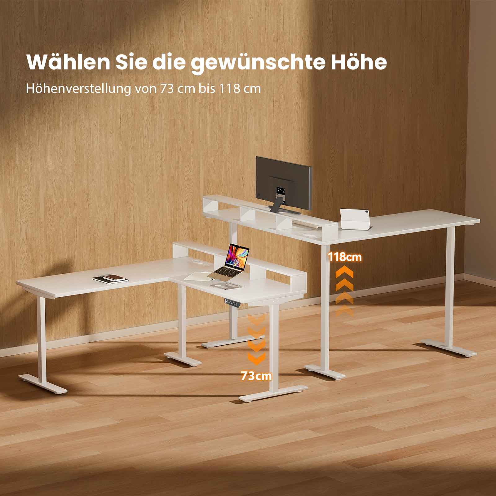 Weißer, höhenverstellbarer Schreibtisch mit Laptop und Monitor. Höhenbereich von 73 cm bis 118 cm. Holz Hintergrund.