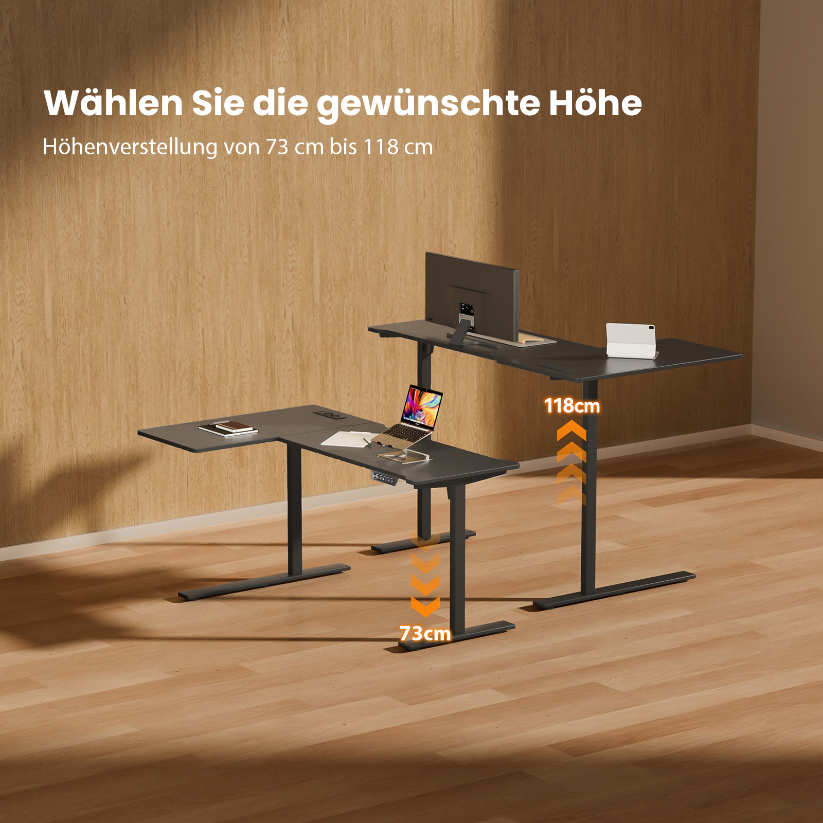 Höhenverstellbarer Schreibtisch mit Monitor, Laptop und Tablet vor holzgetäfelter Wand, zeigt Höhenbereich.