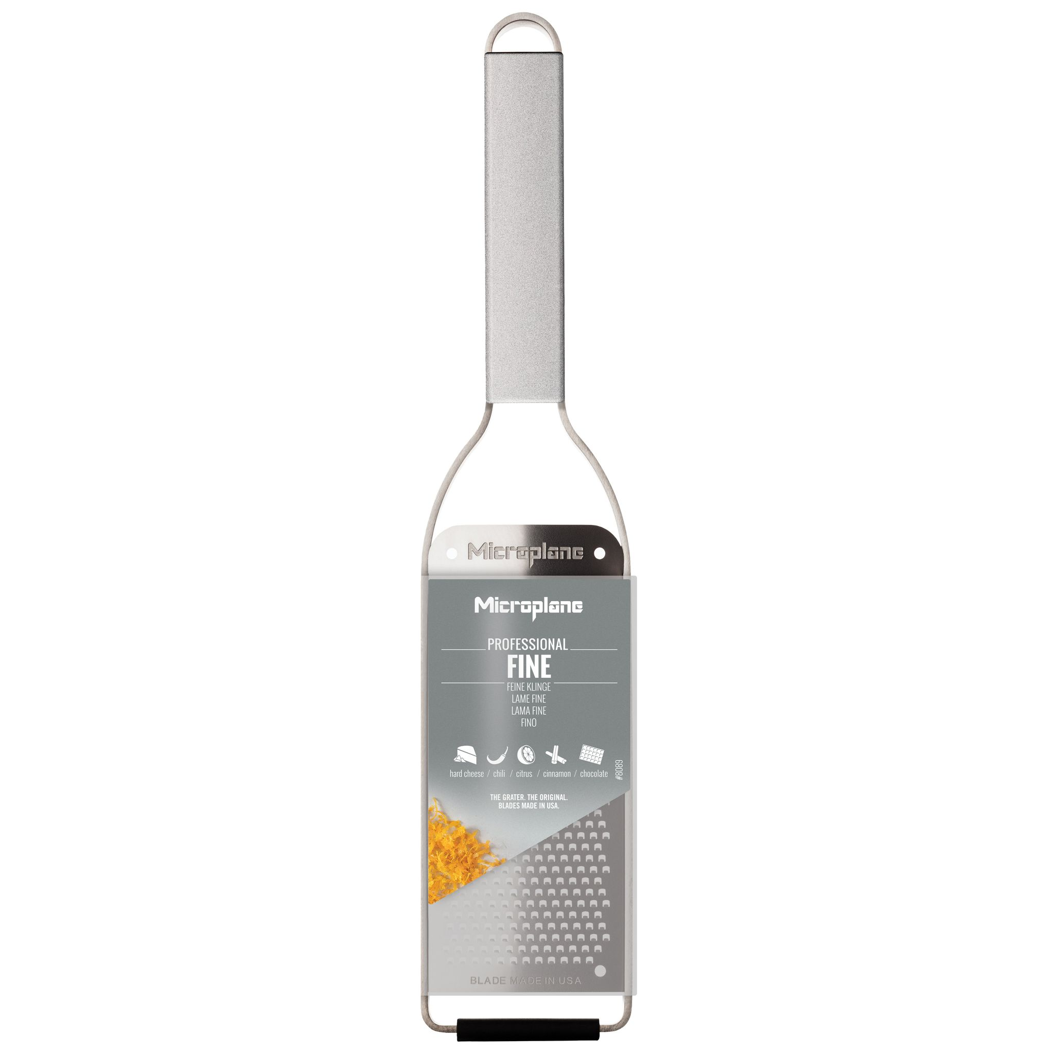 Ein Microplane Professional Fine Reibeisen. Es ist silberfarben mit einem dunkelgrauen Etikett. Es hat Text, der harten Käse, Chili, Zitrus, Zimt, Schokolade sagt.