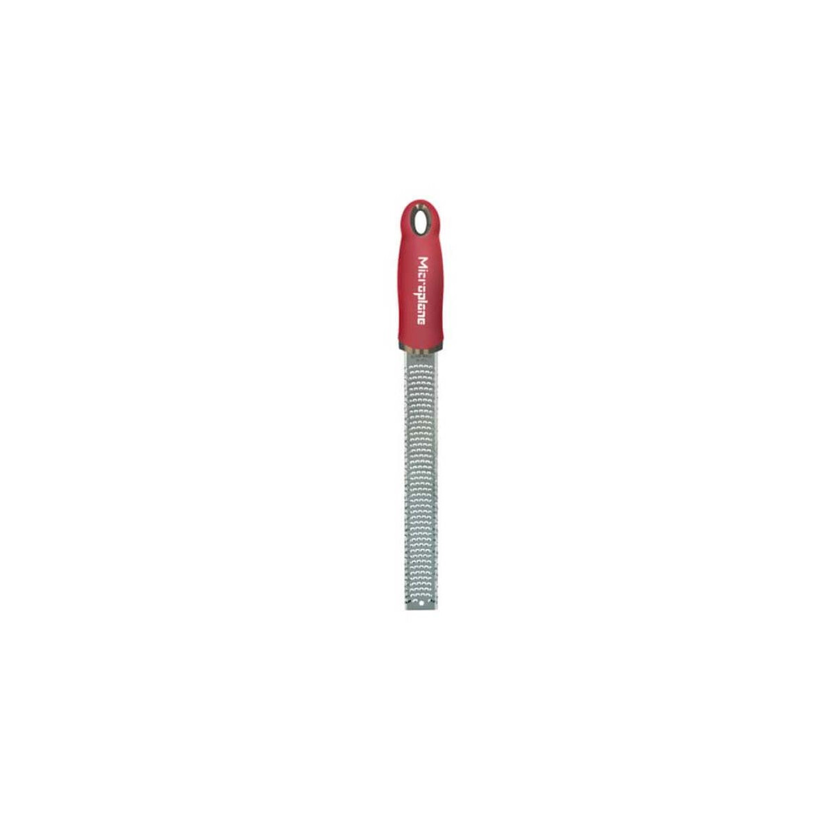 Ein Microplane-Reibeisen mit rotem Griff liegt senkrecht. Die Reibe ist silberfarben und hat viele kleine Löcher zum Reiben. Der Hintergrund ist weiß.