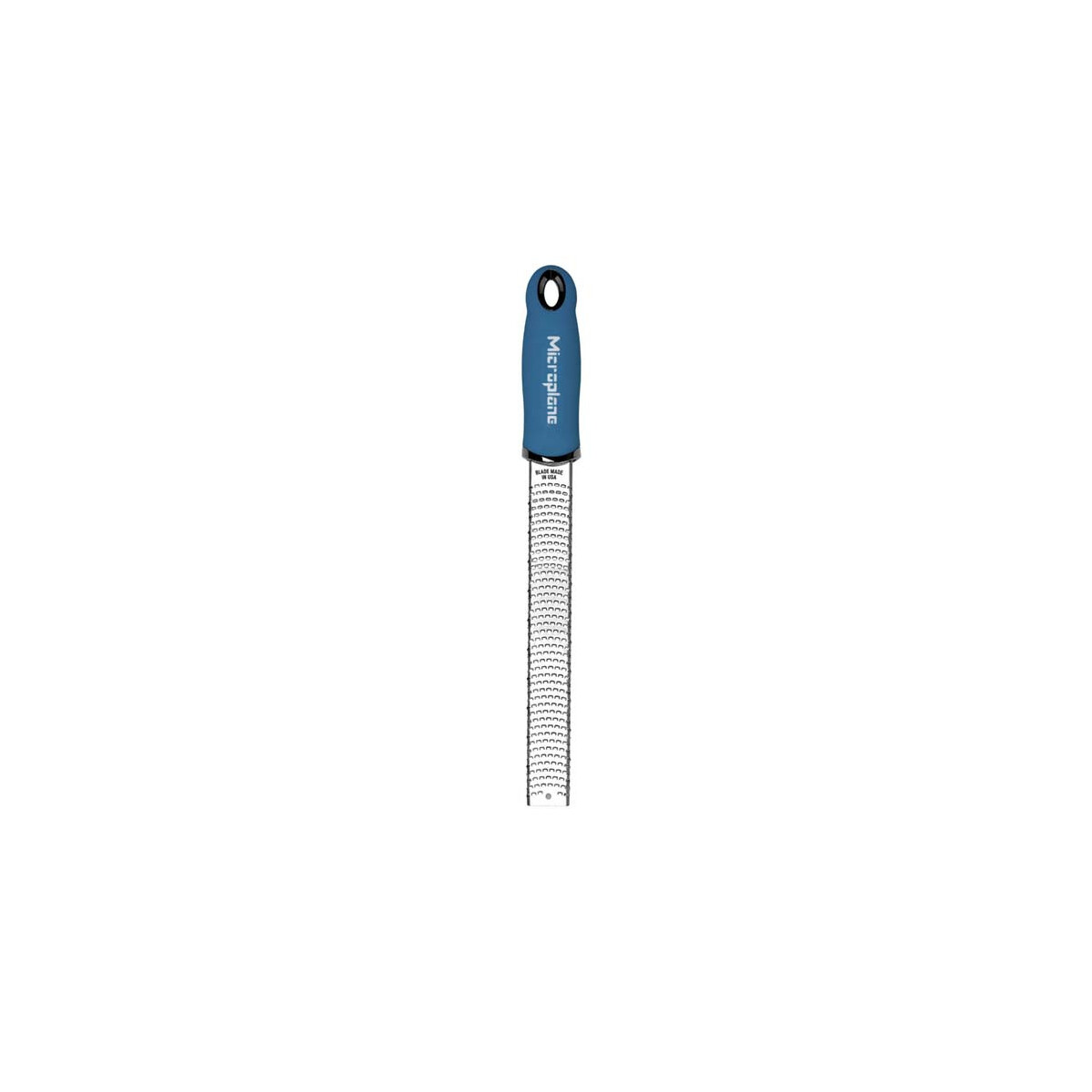 Ein Microplane-Reibeisen mit blauem Griff, Loch oben und feiner Reibefläche. Der Hintergrund ist einfarbig weiß.