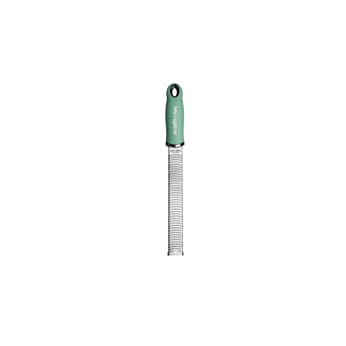 Ein Microplane-Reibeisen. Es hat einen mintgrünen Griff und eine lange, silberne Reibefläche. Der Hintergrund ist weiß.